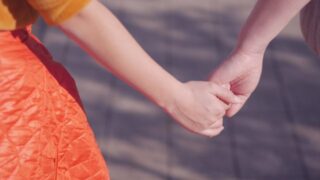 手をつないでいる画像