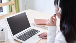 ネット配信している女性