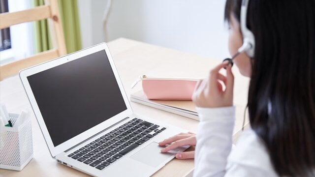 ネット配信している女性