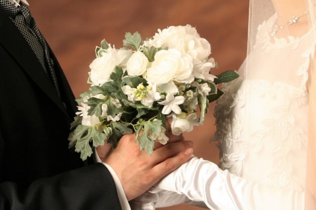 ブーケを持つ新郎新婦