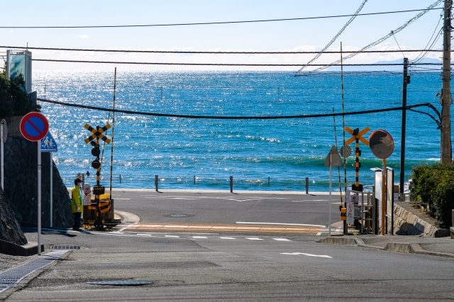 海岸沿いの踏切