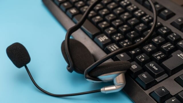 パソコンとヘッドセット