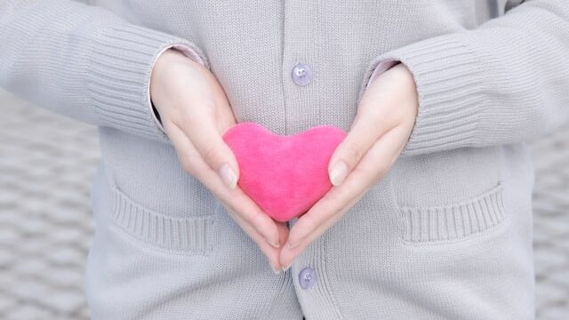 ハートマークを持つ女子高生
