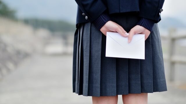 手紙を持っている女子高生