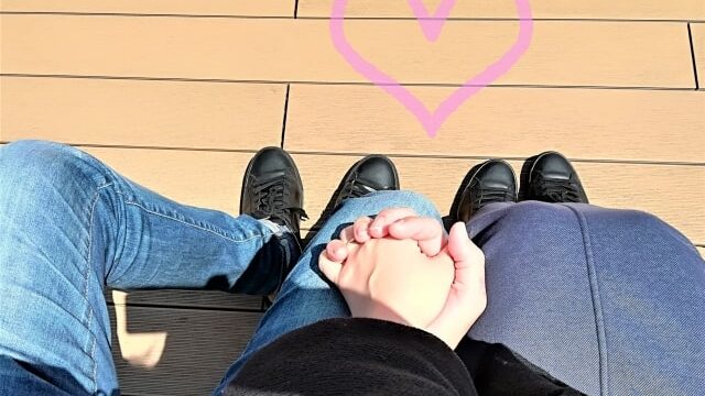 手をつないでいるカップルの画像