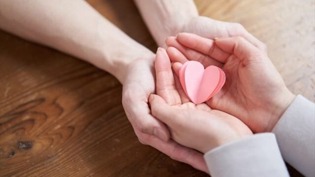 手のひらを合わせている男女