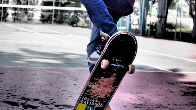 スケボーに乗ってる人