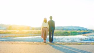 カップルの後ろ姿