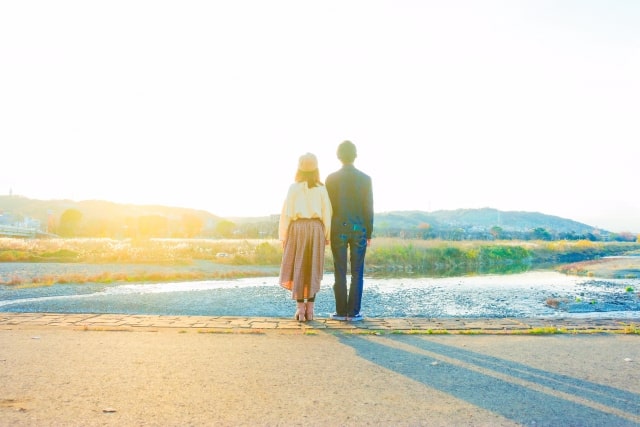 カップルの後ろ姿