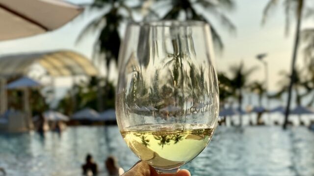 プールサイドでドリンクを飲む男性