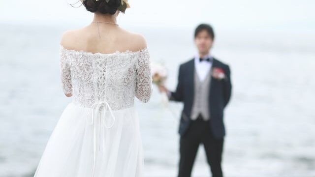 海辺で結婚式を挙げる男女