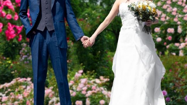 手をつないでいる新郎新婦