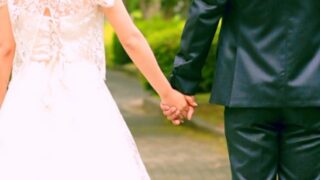 手をつないで歩く男女