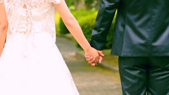 手をつないで歩く男女