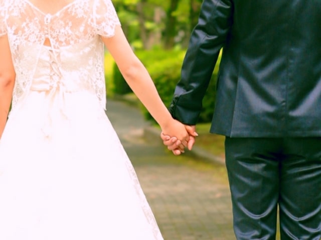 手をつないで歩く男女